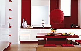 cuisine avec table basse dans les tons rouges et blancs
